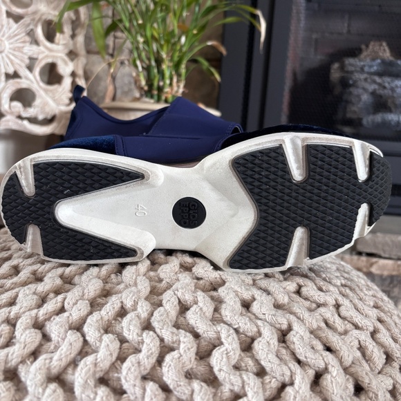 Gioseppo Women's SZ 7 Navy w/ White Sport Casual Happy Collection Velcro Top - Picture 14 of 16